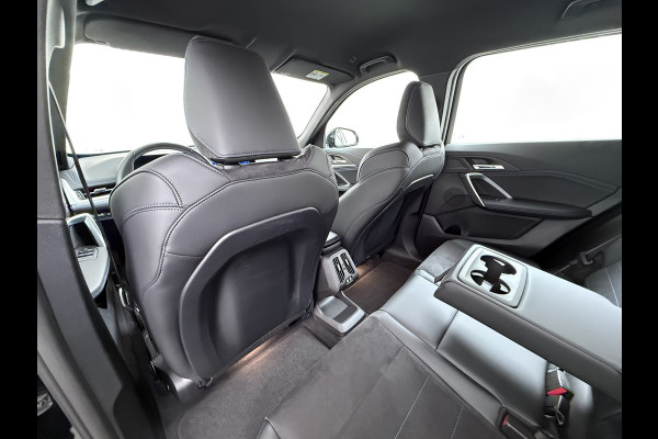 BMW iX1 eDrive20 67kWh M-Sport-Pro Leder/Alcantara Premium 19" LED Connected-Pro Warmtepomp Camera Navi Ecc Pdc 100% SOH Apple Carplay A Standverwarming/koeling Zwarte-Hemel Drive-Assist Elek.Achterklep Lmv Led Isofix DAB Keyless Wifi 1e Eigenaar Origineel Nederlandse Auto Zeer compleet!