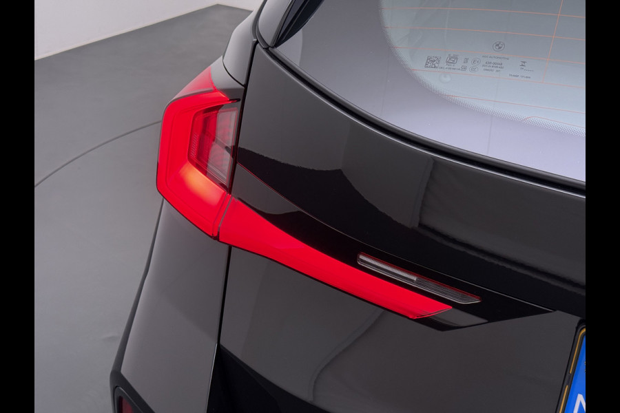 BMW iX1 eDrive20 67kWh M-Sport-Pro Leder/Alcantara Premium 19" LED Connected-Pro Warmtepomp Camera Navi Ecc Pdc 100% SOH Apple Carplay A Standverwarming/koeling Zwarte-Hemel Drive-Assist Elek.Achterklep Lmv Led Isofix DAB Keyless Wifi 1e Eigenaar Origineel Nederlandse Auto Zeer compleet!