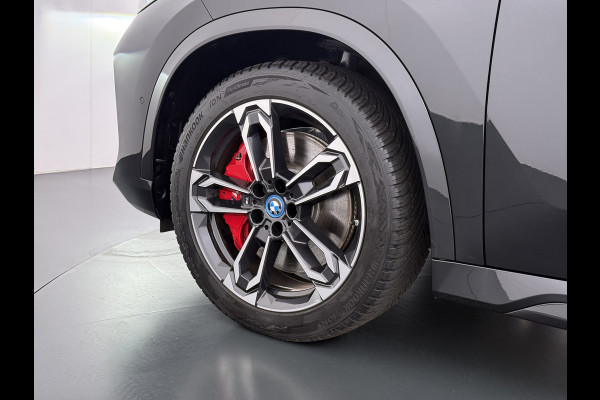 BMW iX1 eDrive20 67kWh M-Sport-Pro Leder/Alcantara Premium 19" LED Connected-Pro Warmtepomp Camera Navi Ecc Pdc 100% SOH Apple Carplay A Standverwarming/koeling Zwarte-Hemel Drive-Assist Elek.Achterklep Lmv Led Isofix DAB Keyless Wifi 1e Eigenaar Origineel Nederlandse Auto Zeer compleet!