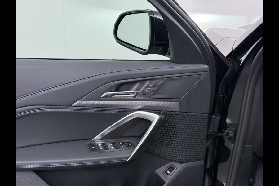 BMW iX1 eDrive20 67kWh M-Sport-Pro Leder/Alcantara Premium 19" LED Connected-Pro Warmtepomp Camera Navi Ecc Pdc 100% SOH Apple Carplay A Standverwarming/koeling Zwarte-Hemel Drive-Assist Elek.Achterklep Lmv Led Isofix DAB Keyless Wifi 1e Eigenaar Origineel Nederlandse Auto Zeer compleet!