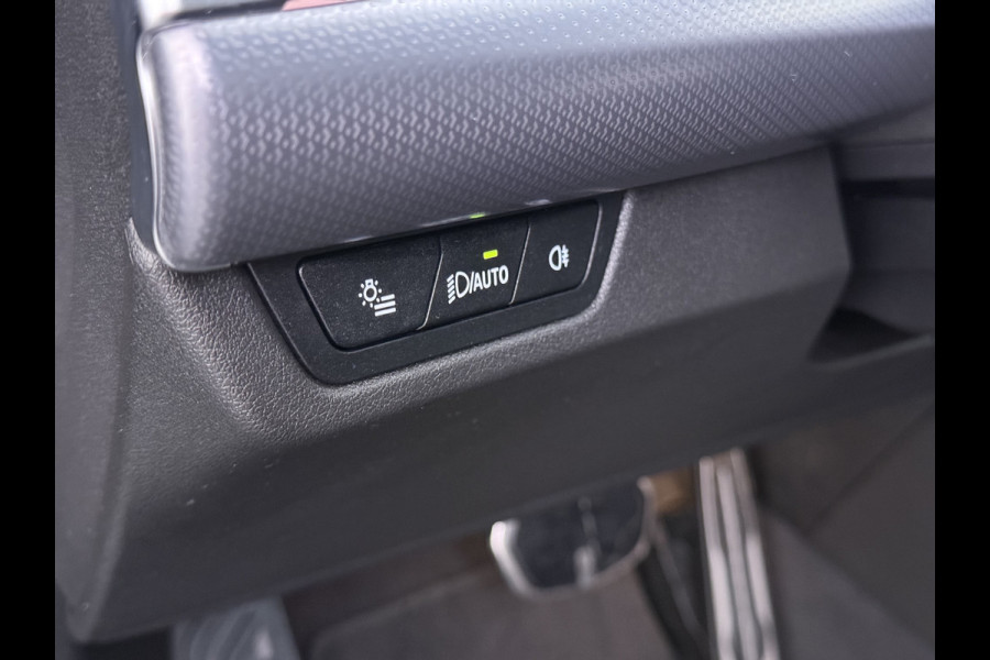 BMW iX1 eDrive20 67kWh M-Sport-Pro Leder/Alcantara Premium 19" LED Connected-Pro Warmtepomp Camera Navi Ecc Pdc 100% SOH Apple Carplay A Standverwarming/koeling Zwarte-Hemel Drive-Assist Elek.Achterklep Lmv Led Isofix DAB Keyless Wifi 1e Eigenaar Origineel Nederlandse Auto Zeer compleet!