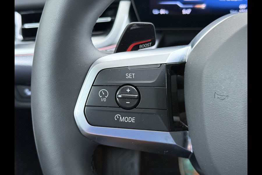 BMW iX1 eDrive20 67kWh M-Sport-Pro Leder/Alcantara Premium 19" LED Connected-Pro Warmtepomp Camera Navi Ecc Pdc 100% SOH Apple Carplay A Standverwarming/koeling Zwarte-Hemel Drive-Assist Elek.Achterklep Lmv Led Isofix DAB Keyless Wifi 1e Eigenaar Origineel Nederlandse Auto Zeer compleet!