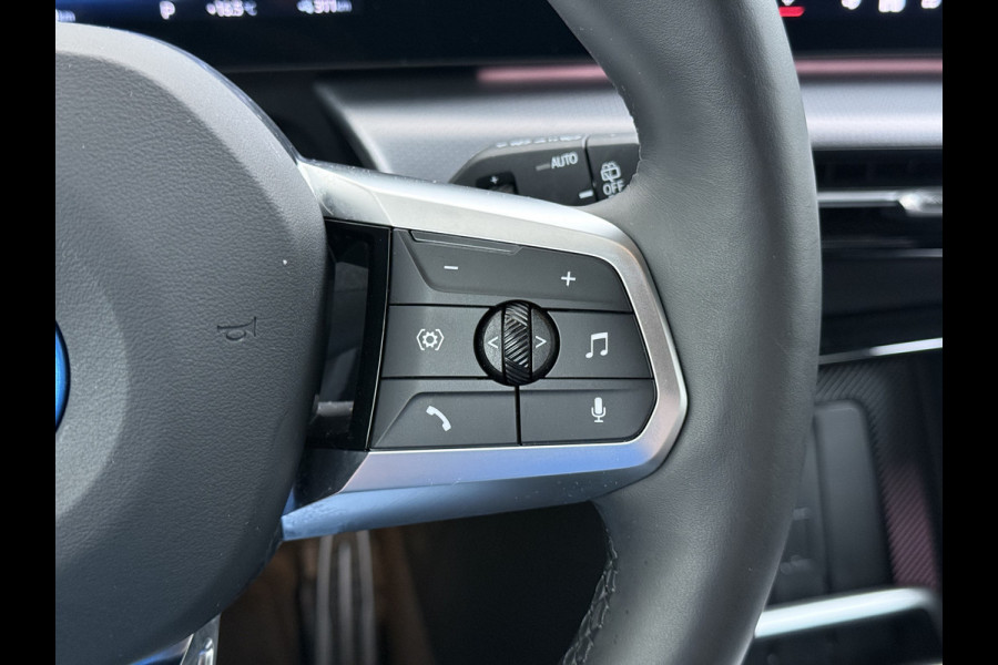 BMW iX1 eDrive20 67kWh M-Sport-Pro Leder/Alcantara Premium 19" LED Connected-Pro Warmtepomp Camera Navi Ecc Pdc 100% SOH Apple Carplay A Standverwarming/koeling Zwarte-Hemel Drive-Assist Elek.Achterklep Lmv Led Isofix DAB Keyless Wifi 1e Eigenaar Origineel Nederlandse Auto Zeer compleet!