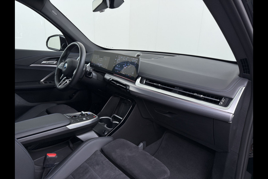 BMW iX1 eDrive20 67kWh M-Sport-Pro Leder/Alcantara Premium 19" LED Connected-Pro Warmtepomp Camera Navi Ecc Pdc 100% SOH Apple Carplay A Standverwarming/koeling Zwarte-Hemel Drive-Assist Elek.Achterklep Lmv Led Isofix DAB Keyless Wifi 1e Eigenaar Origineel Nederlandse Auto Zeer compleet!