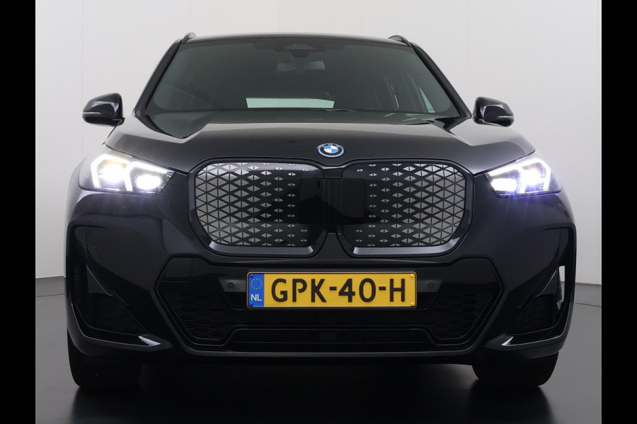 BMW iX1 eDrive20 67kWh M-Sport-Pro Leder/Alcantara Premium 19" LED Connected-Pro Warmtepomp Camera Navi Ecc Pdc 100% SOH Apple Carplay A Standverwarming/koeling Zwarte-Hemel Drive-Assist Elek.Achterklep Lmv Led Isofix DAB Keyless Wifi 1e Eigenaar Origineel Nederlandse Auto Zeer compleet!