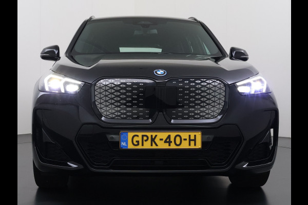 BMW iX1 eDrive20 67kWh M-Sport-Pro Leder/Alcantara Premium 19" LED Connected-Pro Warmtepomp Camera Navi Ecc Pdc 100% SOH Apple Carplay A Standverwarming/koeling Zwarte-Hemel Drive-Assist Elek.Achterklep Lmv Led Isofix DAB Keyless Wifi 1e Eigenaar Origineel Nederlandse Auto Zeer compleet!