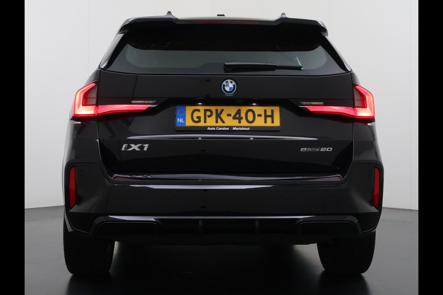 BMW iX1 eDrive20 67kWh M-Sport-Pro Leder/Alcantara Premium 19" LED Connected-Pro Warmtepomp Camera Navi Ecc Pdc 100% SOH Apple Carplay A Standverwarming/koeling Zwarte-Hemel Drive-Assist Elek.Achterklep Lmv Led Isofix DAB Keyless Wifi 1e Eigenaar Origineel Nederlandse Auto Zeer compleet!