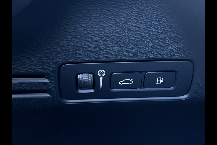 Volvo XC40 1.5 T4 Plug-in hybrid Plus Dark | Trekhaak | Navi | LED | Camera | 18 inch