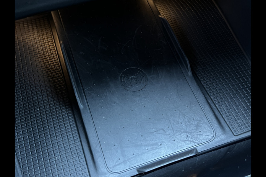 Volvo XC40 1.5 T4 Plug-in hybrid Plus Dark | Trekhaak | Navi | LED | Camera | 18 inch