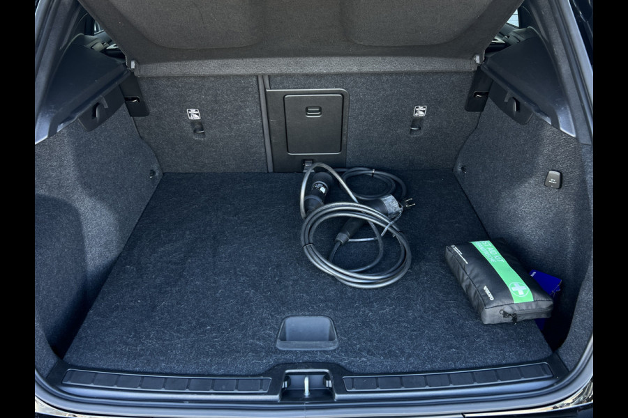 Volvo XC40 1.5 T4 Plug-in hybrid Plus Dark | Trekhaak | Navi | LED | Camera | 18 inch