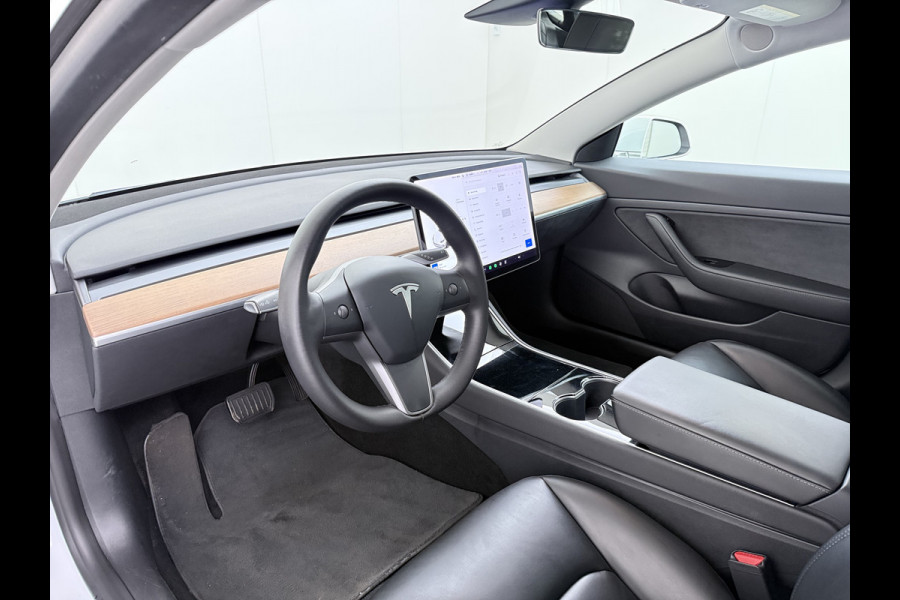 Tesla Model 3 SR+ 325PK LFP-Accu SOH 91% Trekhaak AutoPilot Leer Pano-Dak Adaptive Cruise Lmv 18" Camera's Elektr.-Stuur+Stoelen+Spiegels+Gehe Ecc Navi Led DAB Voorverwarmen interieur via App Keyless One-Pedal-Drive 1.000KG Trekgewicht Origineel Nederlandse Auto LFP accu dus 100% opladen!