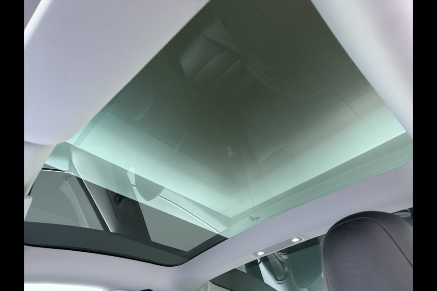 Tesla Model 3 SR+ 325PK LFP-Accu SOH 91% Trekhaak AutoPilot Leer Pano-Dak Adaptive Cruise Lmv 18" Camera's Elektr.-Stuur+Stoelen+Spiegels+Gehe Ecc Navi Led DAB Voorverwarmen interieur via App Keyless One-Pedal-Drive 1.000KG Trekgewicht Origineel Nederlandse Auto LFP accu dus 100% opladen!
