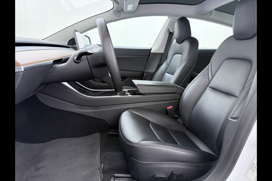 Tesla Model 3 SR+ 325PK LFP-Accu SOH 91% Trekhaak AutoPilot Leer Pano-Dak Adaptive Cruise Lmv 18" Camera's Elektr.-Stuur+Stoelen+Spiegels+Gehe Ecc Navi Led DAB Voorverwarmen interieur via App Keyless One-Pedal-Drive 1.000KG Trekgewicht Origineel Nederlandse Auto LFP accu dus 100% opladen!