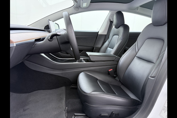 Tesla Model 3 SR+ 325PK LFP-Accu SOH 91% Trekhaak AutoPilot Leer Pano-Dak Adaptive Cruise Lmv 18" Camera's Elektr.-Stuur+Stoelen+Spiegels+Gehe Ecc Navi Led DAB Voorverwarmen interieur via App Keyless One-Pedal-Drive 1.000KG Trekgewicht Origineel Nederlandse Auto LFP accu dus 100% opladen!