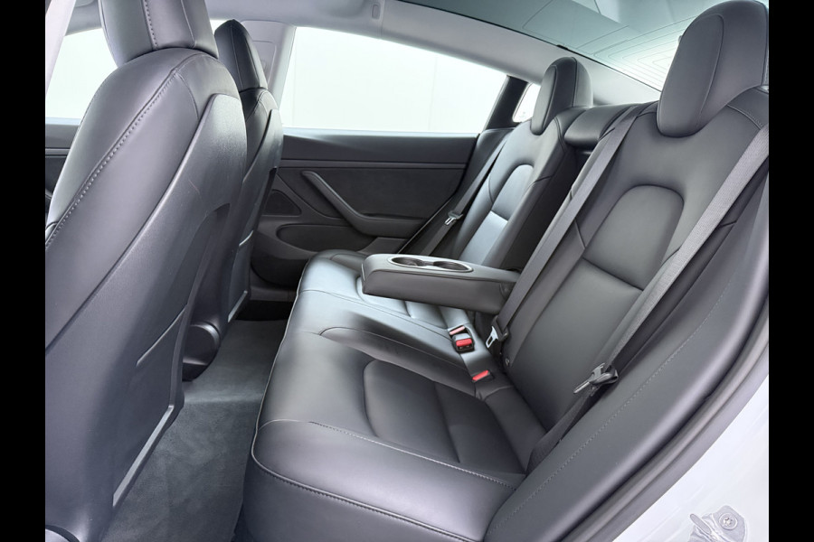 Tesla Model 3 SR+ 325PK LFP-Accu SOH 91% Trekhaak AutoPilot Leer Pano-Dak Adaptive Cruise Lmv 18" Camera's Elektr.-Stuur+Stoelen+Spiegels+Gehe Ecc Navi Led DAB Voorverwarmen interieur via App Keyless One-Pedal-Drive 1.000KG Trekgewicht Origineel Nederlandse Auto LFP accu dus 100% opladen!