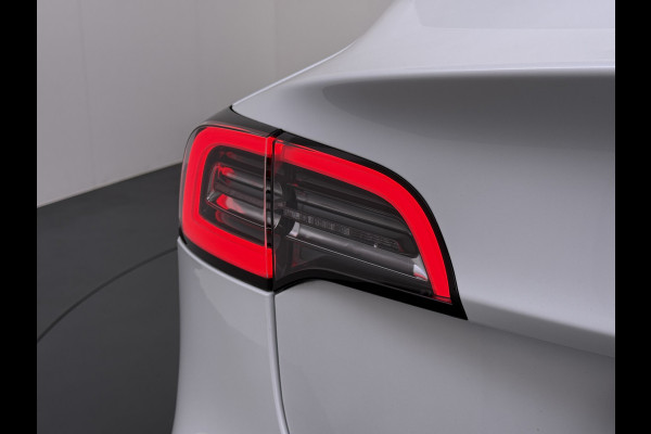 Tesla Model 3 SR+ 325PK LFP-Accu SOH 91% Trekhaak AutoPilot Leer Pano-Dak Adaptive Cruise Lmv 18" Camera's Elektr.-Stuur+Stoelen+Spiegels+Gehe Ecc Navi Led DAB Voorverwarmen interieur via App Keyless One-Pedal-Drive 1.000KG Trekgewicht Origineel Nederlandse Auto LFP accu dus 100% opladen!