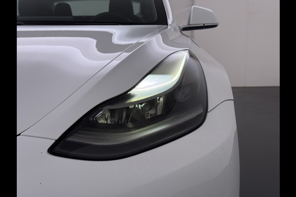 Tesla Model 3 SR+ 325PK LFP-Accu SOH 91% Trekhaak AutoPilot Leer Pano-Dak Adaptive Cruise Lmv 18" Camera's Elektr.-Stuur+Stoelen+Spiegels+Gehe Ecc Navi Led DAB Voorverwarmen interieur via App Keyless One-Pedal-Drive 1.000KG Trekgewicht Origineel Nederlandse Auto LFP accu dus 100% opladen!