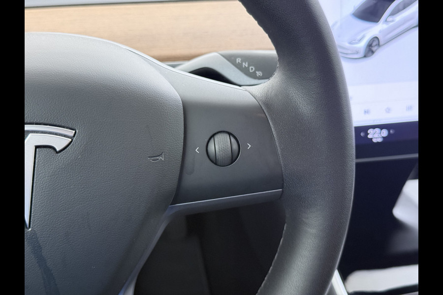 Tesla Model 3 SR+ 325PK LFP-Accu SOH 91% Trekhaak AutoPilot Leer Pano-Dak Adaptive Cruise Lmv 18" Camera's Elektr.-Stuur+Stoelen+Spiegels+Gehe Ecc Navi Led DAB Voorverwarmen interieur via App Keyless One-Pedal-Drive 1.000KG Trekgewicht Origineel Nederlandse Auto LFP accu dus 100% opladen!