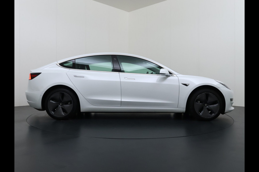Tesla Model 3 SR+ 325PK LFP-Accu SOH 91% Trekhaak AutoPilot Leer Pano-Dak Adaptive Cruise Lmv 18" Camera's Elektr.-Stuur+Stoelen+Spiegels+Gehe Ecc Navi Led DAB Voorverwarmen interieur via App Keyless One-Pedal-Drive 1.000KG Trekgewicht Origineel Nederlandse Auto LFP accu dus 100% opladen!