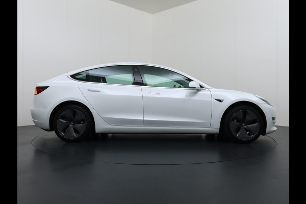 Tesla Model 3 SR+ 325PK LFP-Accu SOH 91% Trekhaak AutoPilot Leer Pano-Dak Adaptive Cruise Lmv 18" Camera's Elektr.-Stuur+Stoelen+Spiegels+Gehe Ecc Navi Led DAB Voorverwarmen interieur via App Keyless One-Pedal-Drive 1.000KG Trekgewicht Origineel Nederlandse Auto LFP accu dus 100% opladen!