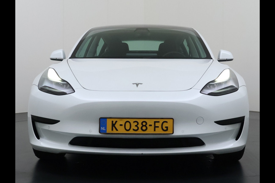 Tesla Model 3 SR+ 325PK LFP-Accu SOH 91% Trekhaak AutoPilot Leer Pano-Dak Adaptive Cruise Lmv 18" Camera's Elektr.-Stuur+Stoelen+Spiegels+Gehe Ecc Navi Led DAB Voorverwarmen interieur via App Keyless One-Pedal-Drive 1.000KG Trekgewicht Origineel Nederlandse Auto LFP accu dus 100% opladen!