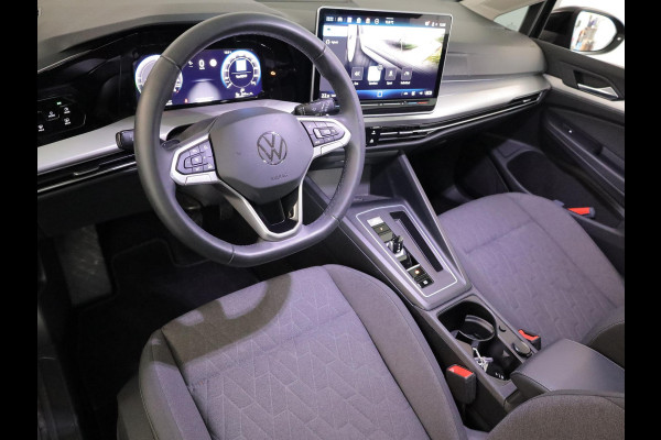 Volkswagen Golf 1.5 eHybrid Life Edition 204 pk Automaat (DSG) | Verlengde garantie | Navigatie | Parkeersensoren (Park assist) | Achteruitrijcamera |