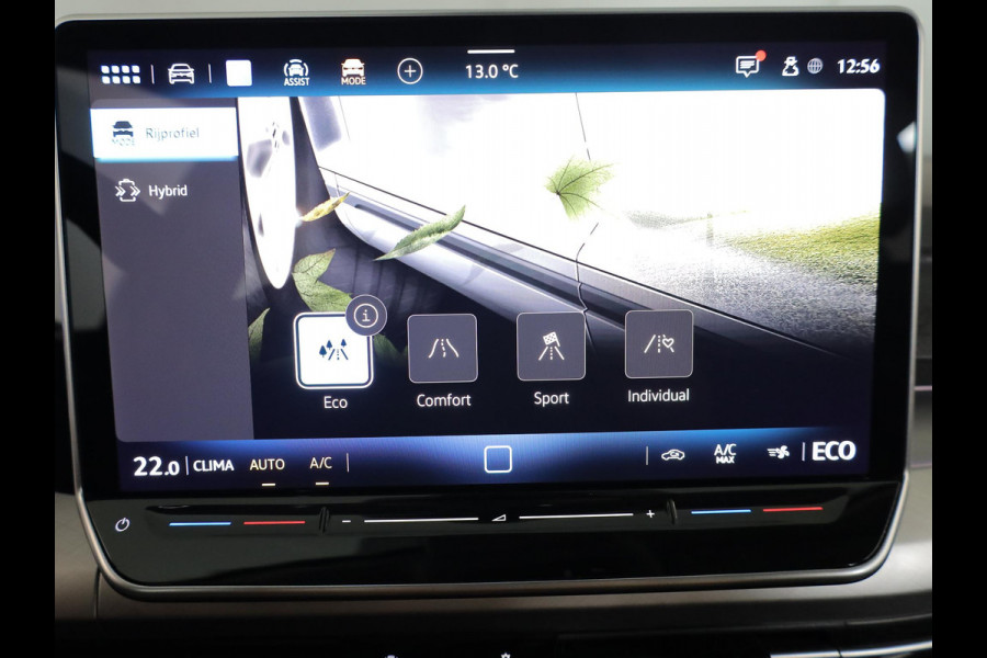 Volkswagen Golf 1.5 eHybrid Life Edition 204 pk Automaat (DSG) | Verlengde garantie | Navigatie | Parkeersensoren (Park assist) | Achteruitrijcamera |