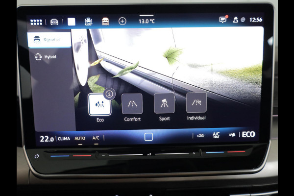 Volkswagen Golf 1.5 eHybrid Life Edition 204 pk Automaat (DSG) | Verlengde garantie | Navigatie | Parkeersensoren (Park assist) | Achteruitrijcamera |