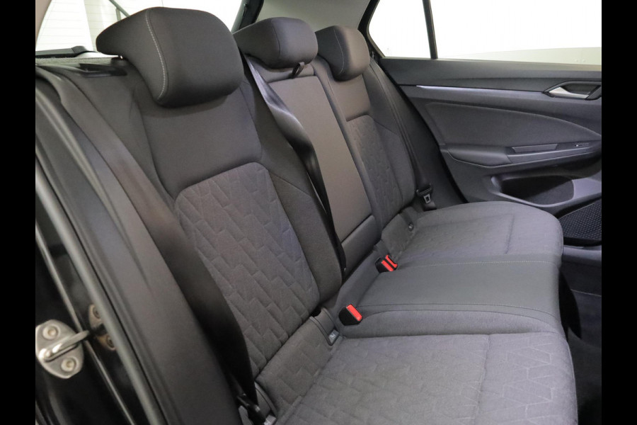 Volkswagen Golf 1.5 eHybrid Life Edition 204 pk Automaat (DSG) | Verlengde garantie | Navigatie | Parkeersensoren (Park assist) | Achteruitrijcamera |