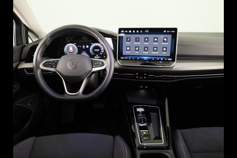 Volkswagen Golf 1.5 eHybrid Style Edition 204 pk Automaat (DSG) | Verlengde garantie | Navigatie via App | Parkeersensoren (Park assist) | Achteruitrijcamera | Stoelverwarming |