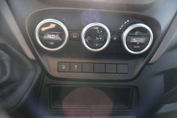 Iveco Daily 35S18 Hi-Matic Open Laadbak DC 3.5T Trekhaak (7 persoons)