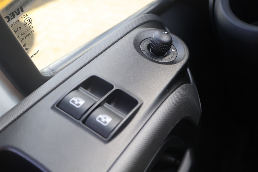 Iveco Daily 35S18 Hi-Matic Open Laadbak DC 3.5T Trekhaak (7 persoons)