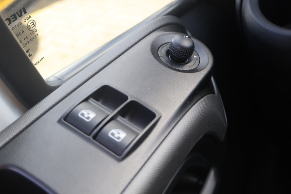 Iveco Daily 35S18 Hi-Matic Open Laadbak DC 3.5T Trekhaak (7 persoons)