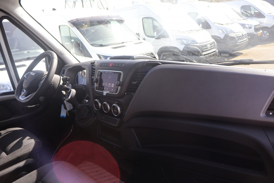 Iveco Daily 35S18 Hi-Matic Open Laadbak DC 3.5T Trekhaak (7 persoons)