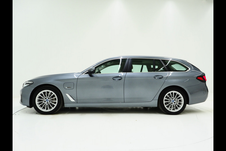 BMW 5 Serie Touring 530e | Panoramadak | Trekhaak | Leder | Camera | Memory | Sfeerlicht | Carplay
