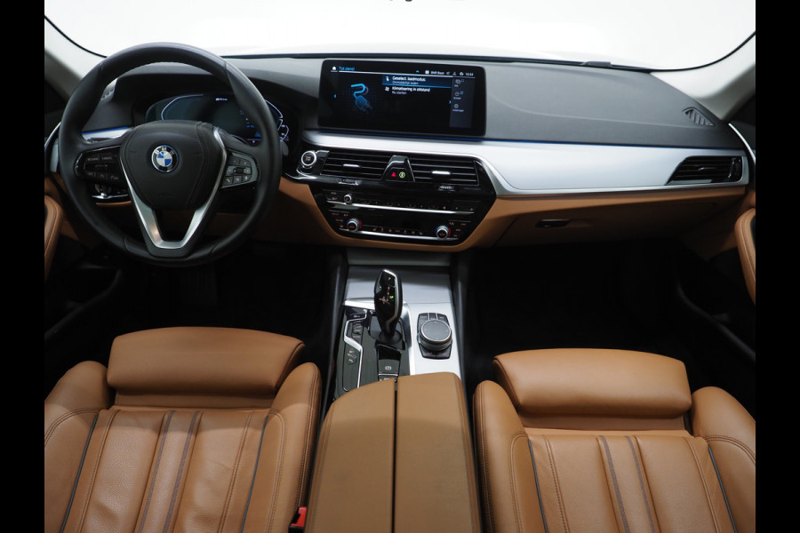 BMW 5 Serie Touring 530e | Panoramadak | Trekhaak | Leder | Camera | Memory | Sfeerlicht | Carplay