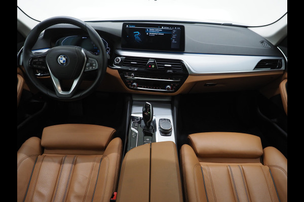 BMW 5 Serie Touring 530e | Panoramadak | Trekhaak | Leder | Camera | Memory | Sfeerlicht | Carplay