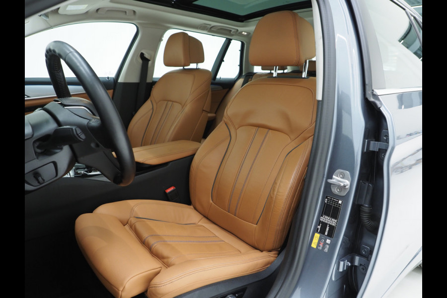 BMW 5 Serie Touring 530e | Panoramadak | Trekhaak | Leder | Camera | Memory | Sfeerlicht | Carplay