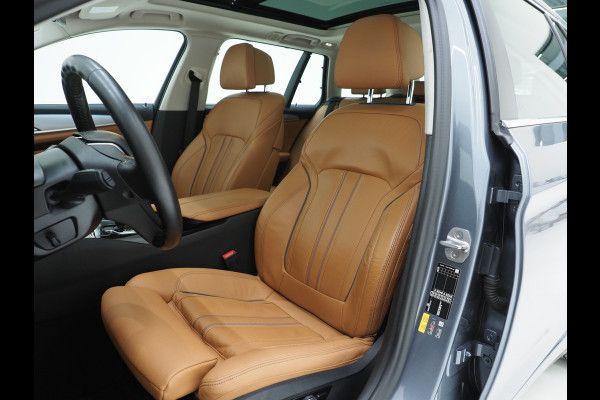 BMW 5 Serie Touring 530e | Panoramadak | Trekhaak | Leder | Camera | Memory | Sfeerlicht | Carplay