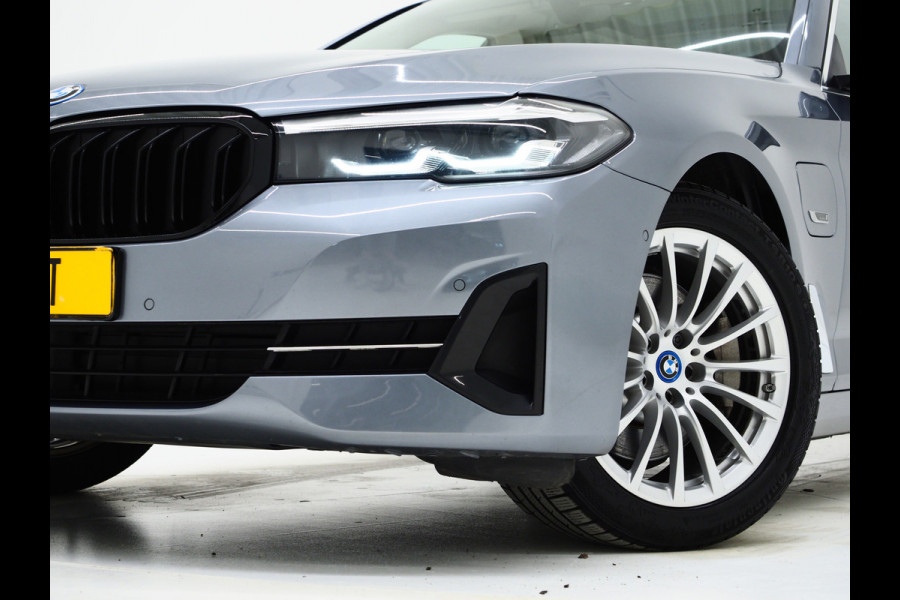 BMW 5 Serie Touring 530e | Panoramadak | Trekhaak | Leder | Camera | Memory | Sfeerlicht | Carplay