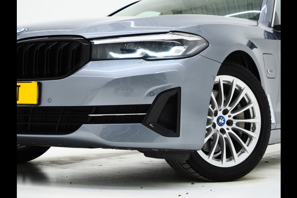 BMW 5 Serie Touring 530e | Panoramadak | Trekhaak | Leder | Camera | Memory | Sfeerlicht | Carplay