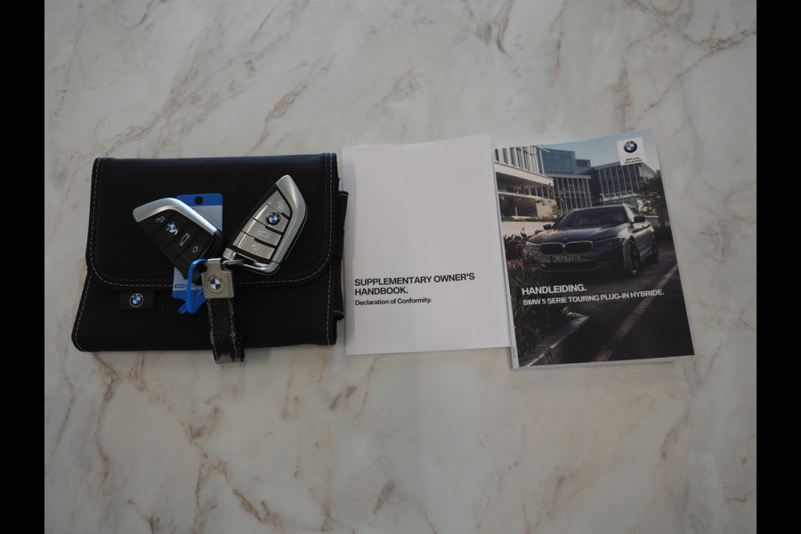BMW 5 Serie Touring 530e | Panoramadak | Trekhaak | Leder | Camera | Memory | Sfeerlicht | Carplay