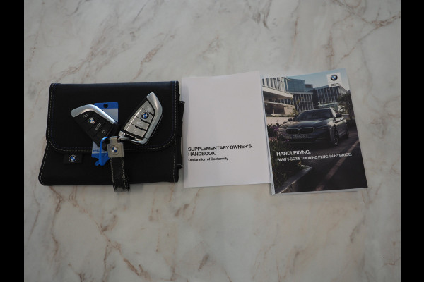 BMW 5 Serie Touring 530e | Panoramadak | Trekhaak | Leder | Camera | Memory | Sfeerlicht | Carplay