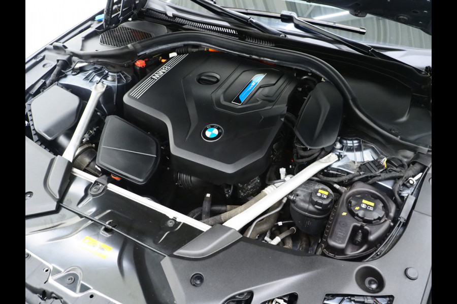 BMW 5 Serie Touring 530e | Panoramadak | Trekhaak | Leder | Camera | Memory | Sfeerlicht | Carplay