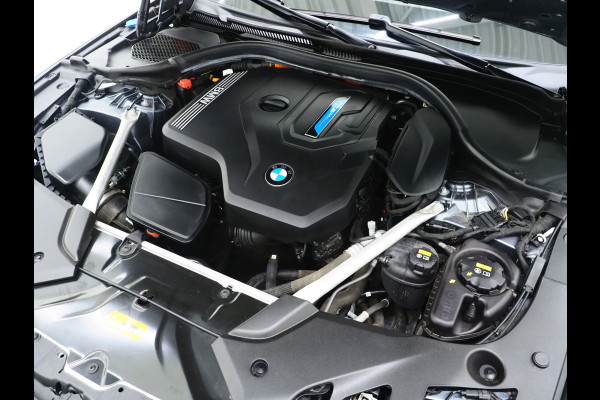 BMW 5 Serie Touring 530e | Panoramadak | Trekhaak | Leder | Camera | Memory | Sfeerlicht | Carplay