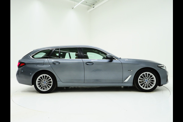 BMW 5 Serie Touring 530e | Panoramadak | Trekhaak | Leder | Camera | Memory | Sfeerlicht | Carplay