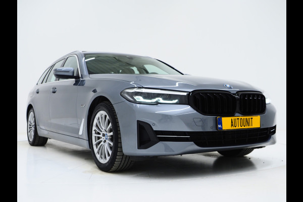 BMW 5 Serie Touring 530e | Panoramadak | Trekhaak | Leder | Camera | Memory | Sfeerlicht | Carplay