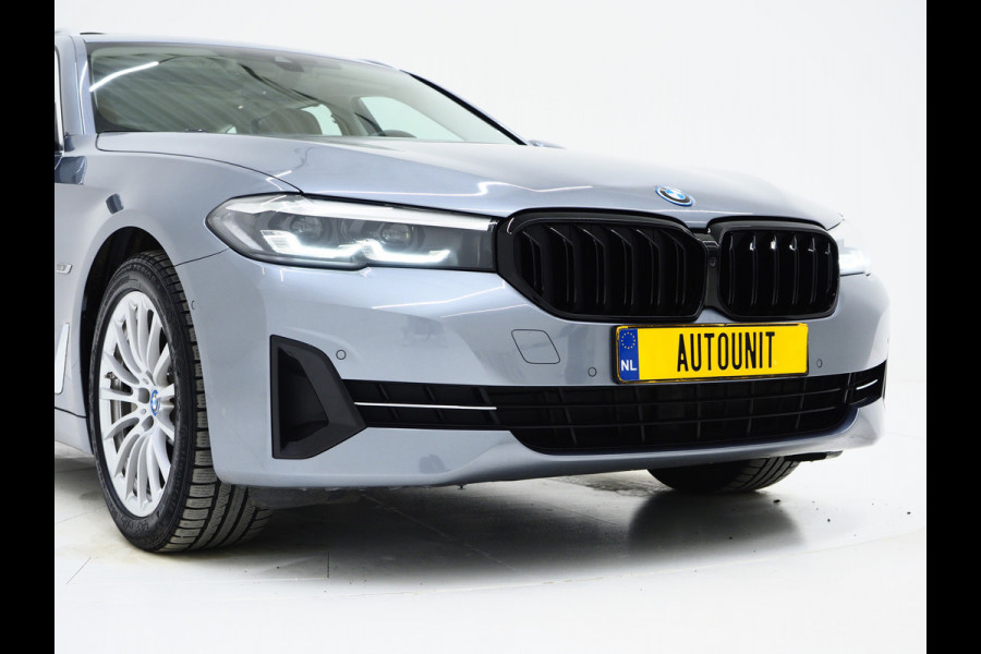 BMW 5 Serie Touring 530e | Panoramadak | Trekhaak | Leder | Camera | Memory | Sfeerlicht | Carplay