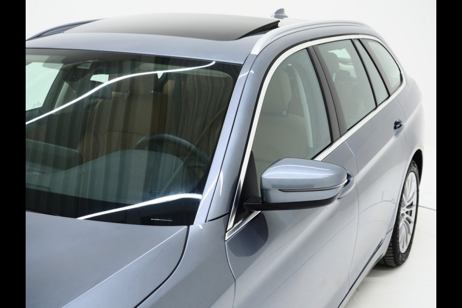 BMW 5 Serie Touring 530e | Panoramadak | Trekhaak | Leder | Camera | Memory | Sfeerlicht | Carplay