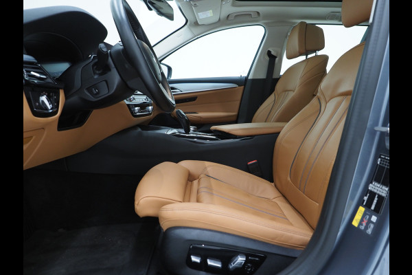 BMW 5 Serie Touring 530e | Panoramadak | Trekhaak | Leder | Camera | Memory | Sfeerlicht | Carplay